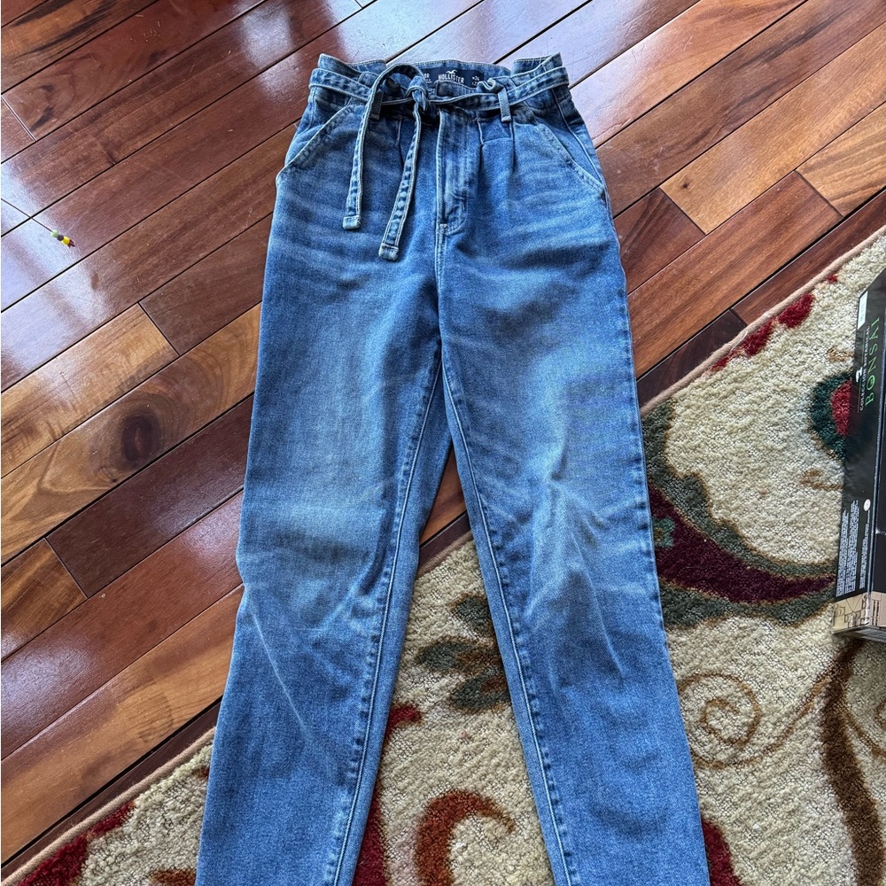 Super cute Hollister high waisted jeans.
